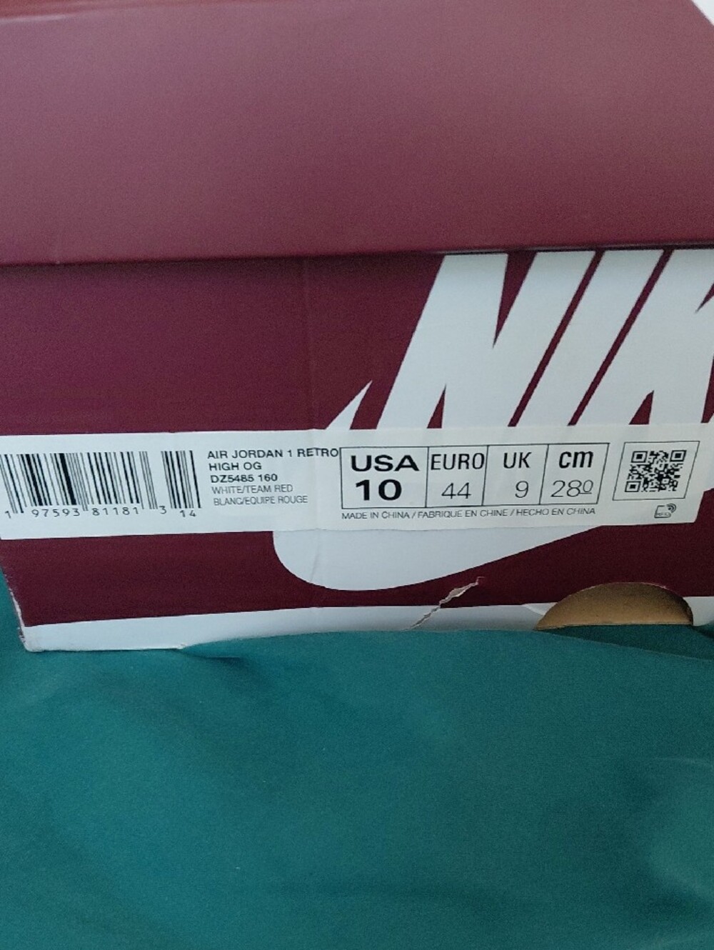 Nike Jordan 1 High Sneakers in White and Burgundy - Picture 3 of 8